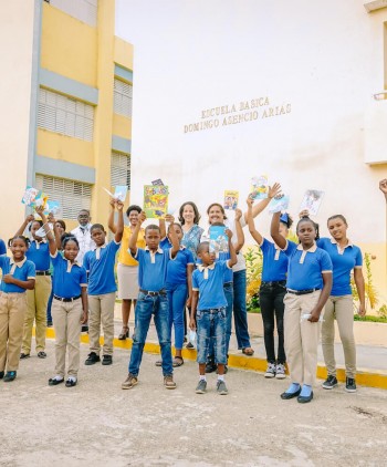 SUR FUTURO Y LA FUNDACIÓN LLEVA UN LIBRO EN LA MALETA, ENTREGAN MATERIALES EDUCATIVOS A RED DE BIBLIOTECAS DE HATILLO, PROVINCIA SAN CRISTÓBAL