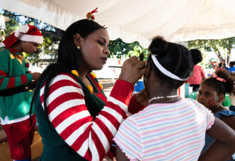 Sur Futuro lleva la magia de la Navidad a los corazones de 300 niños en Pedernales